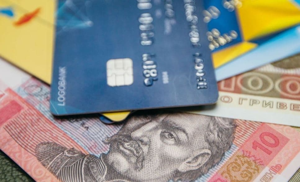 Які існують відмінності між кредитом готівкою та кредитною карткою?